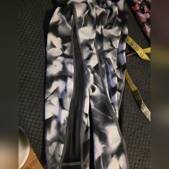 2 PAIRS LULULEMON TIGHTS - Picture 6 of 8